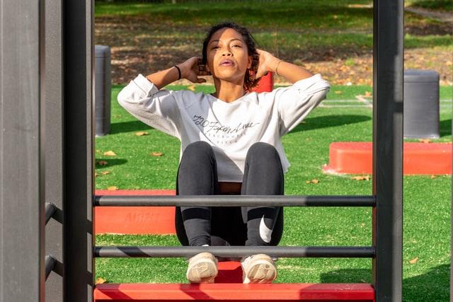 woman doing crunches outdoors