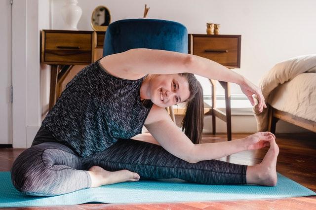 woman-doing-online-yoga
